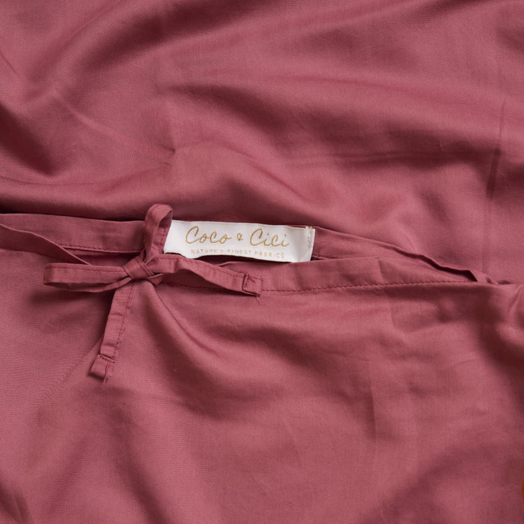 Het kinderbeddengoed van Coco & Cici in de keur Dusty Rose, een donkere tint rose. Met een striksluiting.