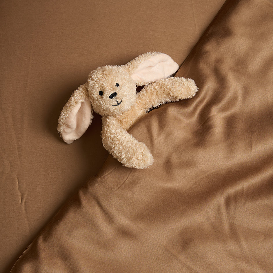 Hazel bruin kinderbeddengoed met knuffeltje in eco bamboe bed