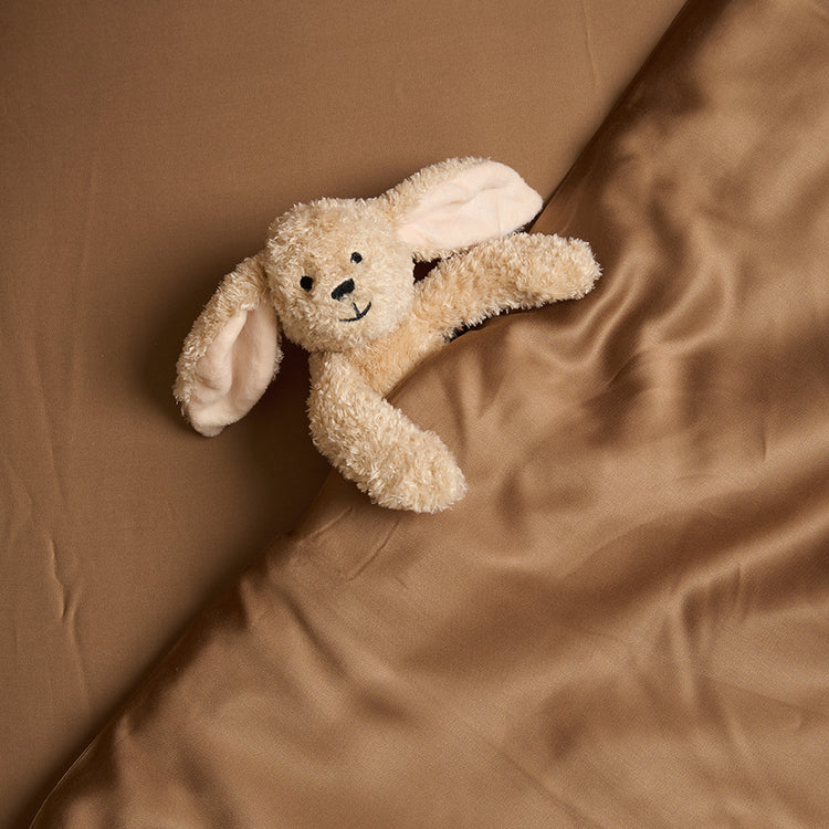 Hazel bruin kinderbeddengoed met knuffeltje in eco bamboe bed