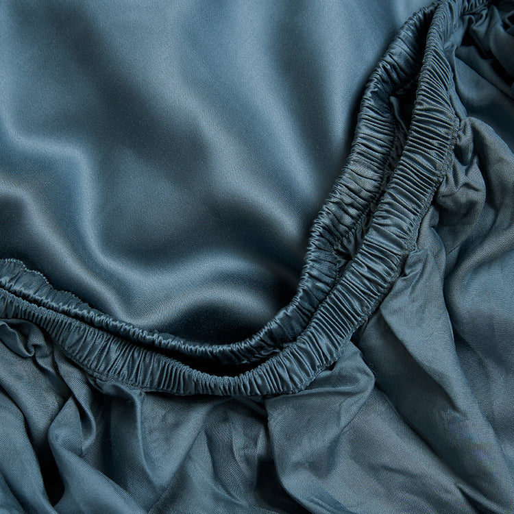 Elastiek van hoeslaken eco bamboe in de kleur blauw