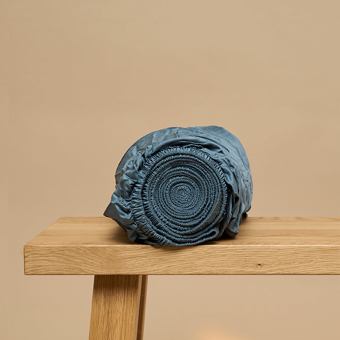 Opgerold hoeslaken eco bamboe in de kleur blauw