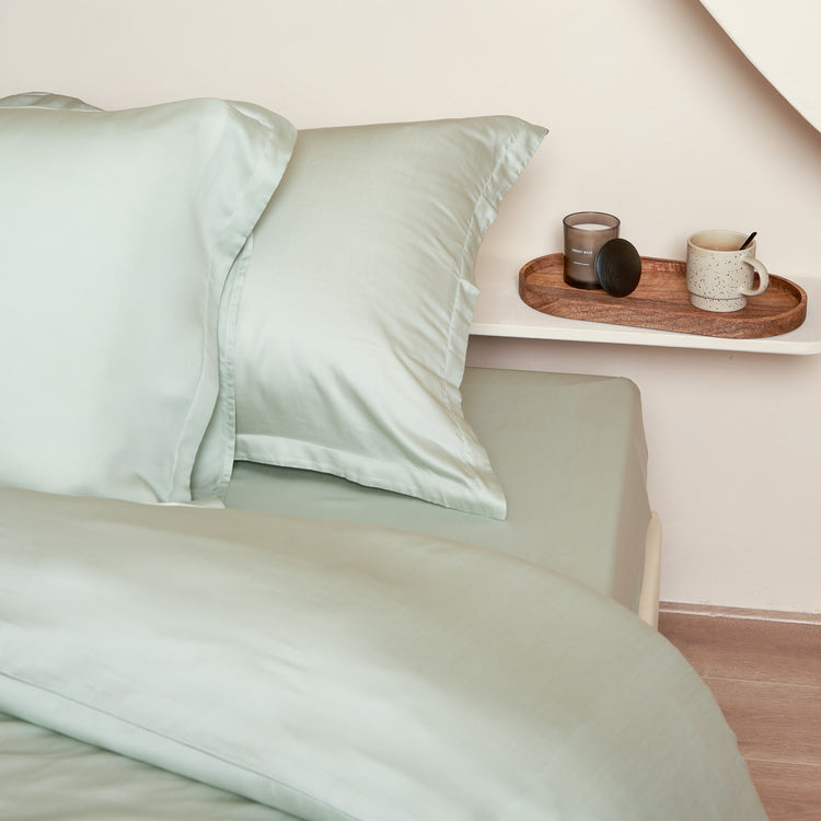 Opgemaakt bed met Tencel groen grijs hoeslaken