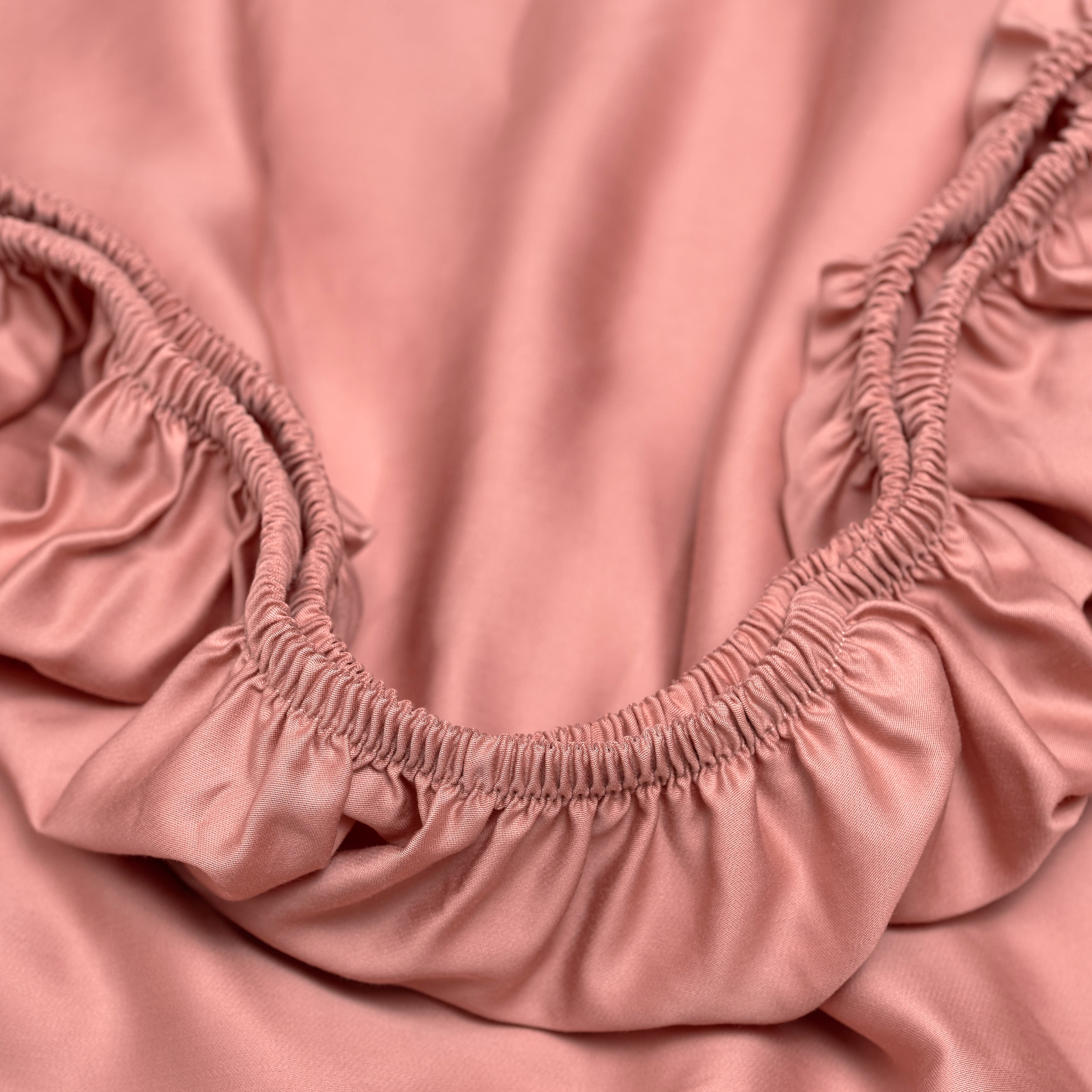 Hoeslaken van Tencel in de kleur terra roze met elastiek rondom