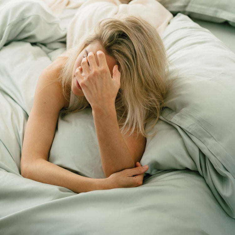 Hoeslaken in de kleur groen grijs van de stof tencel