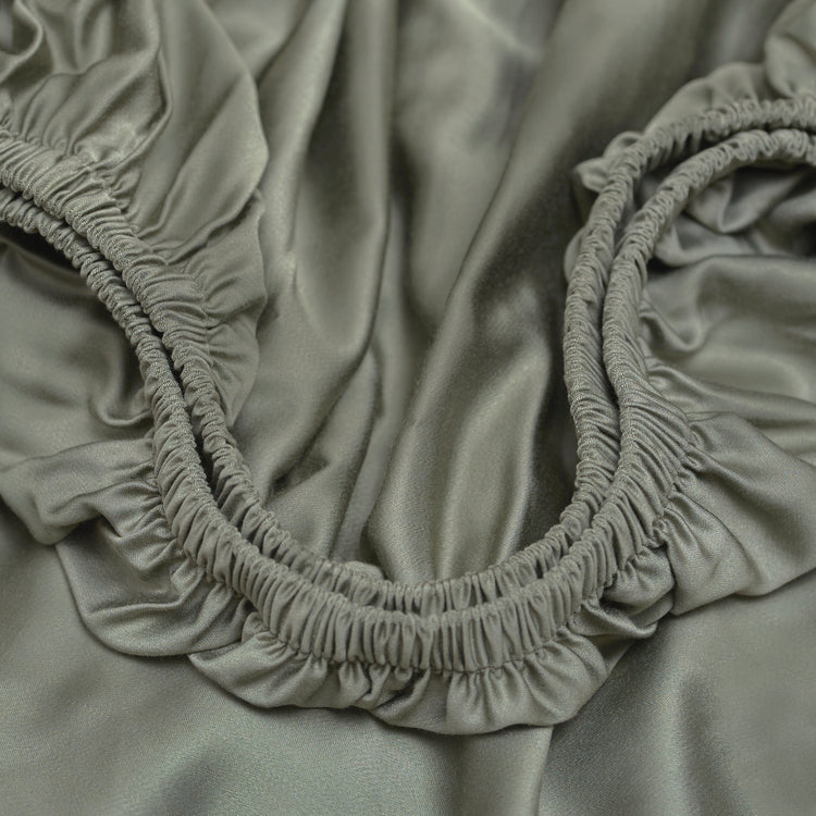 Bamboe hoeslaken in de kleur olijfgroen met hoge kwaliteit elastiek rondom.