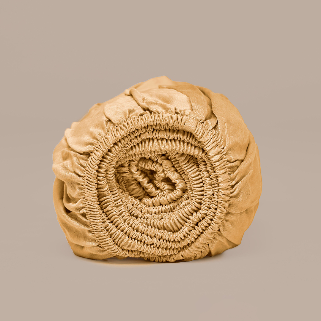 Hoeslaken in de kleur okergeel gemaakt van de zachte en verkoelende stof bamboe