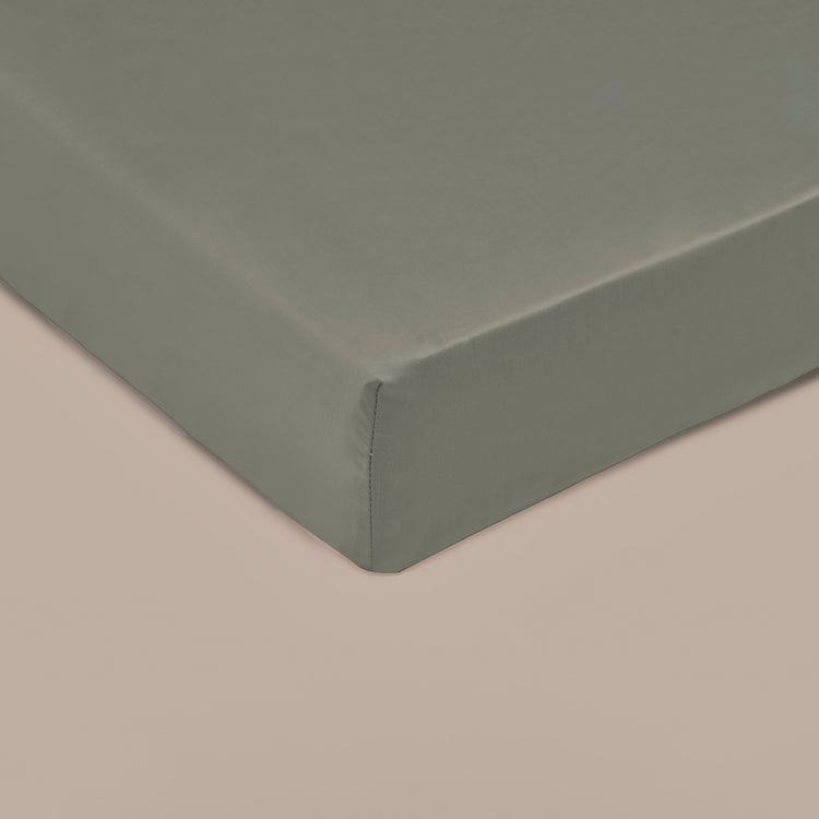 Hoekje van matras met hoeslaken van de stof bamboe in de kleur olijfgroen.