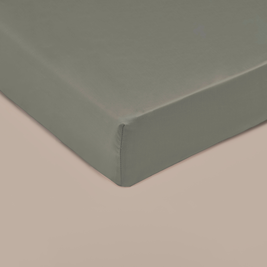 Hoekje van matras met hoeslaken van de stof bamboe in de kleur olijfgroen.