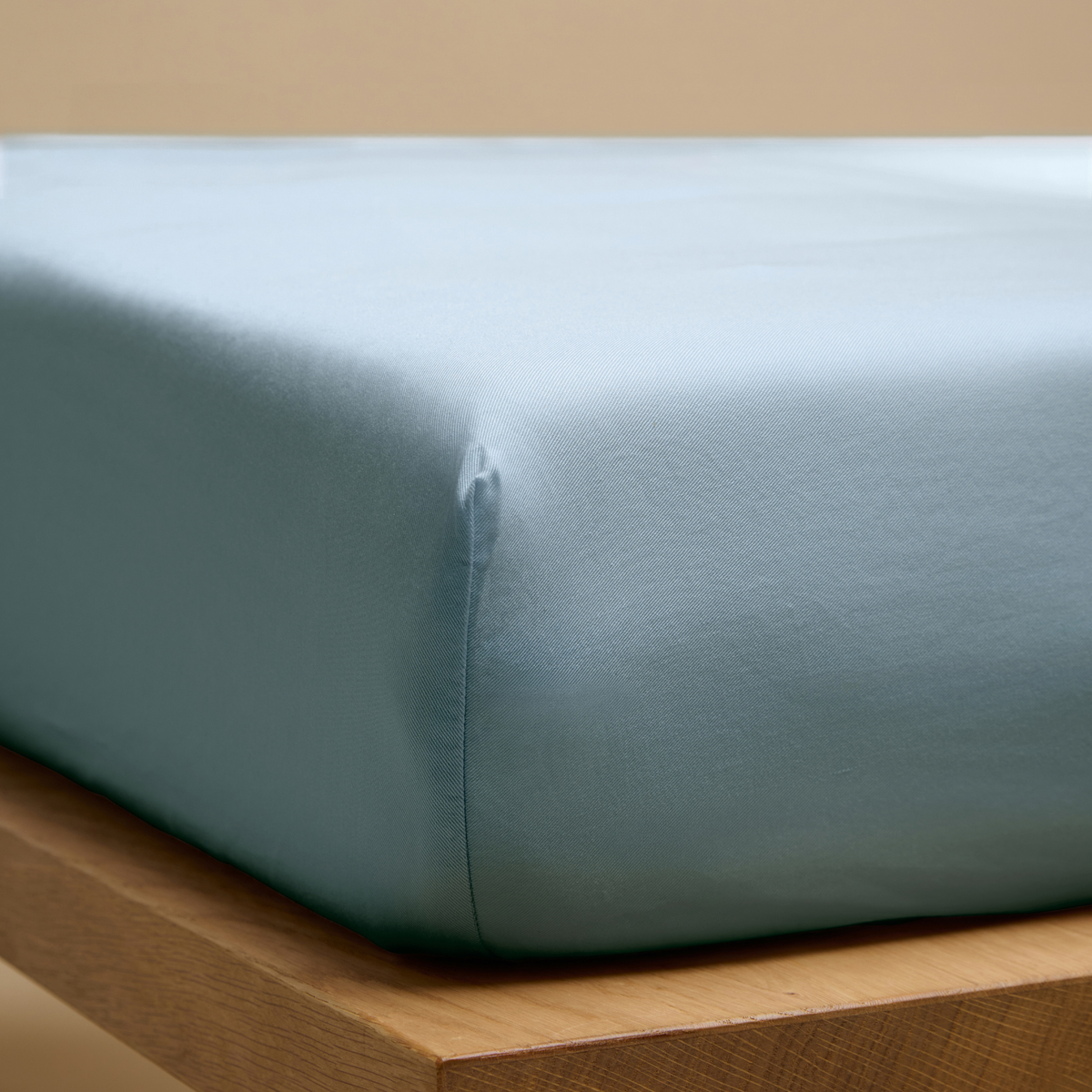 Een hoeslaken van TENCEL™ Sateen, ook wel lyocell, om een matras in de kleur Jeans Blue 