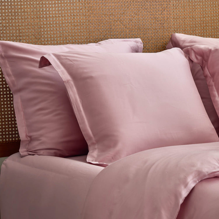 Mauve kussenslopen van TENCEL op een opgemaakt bed