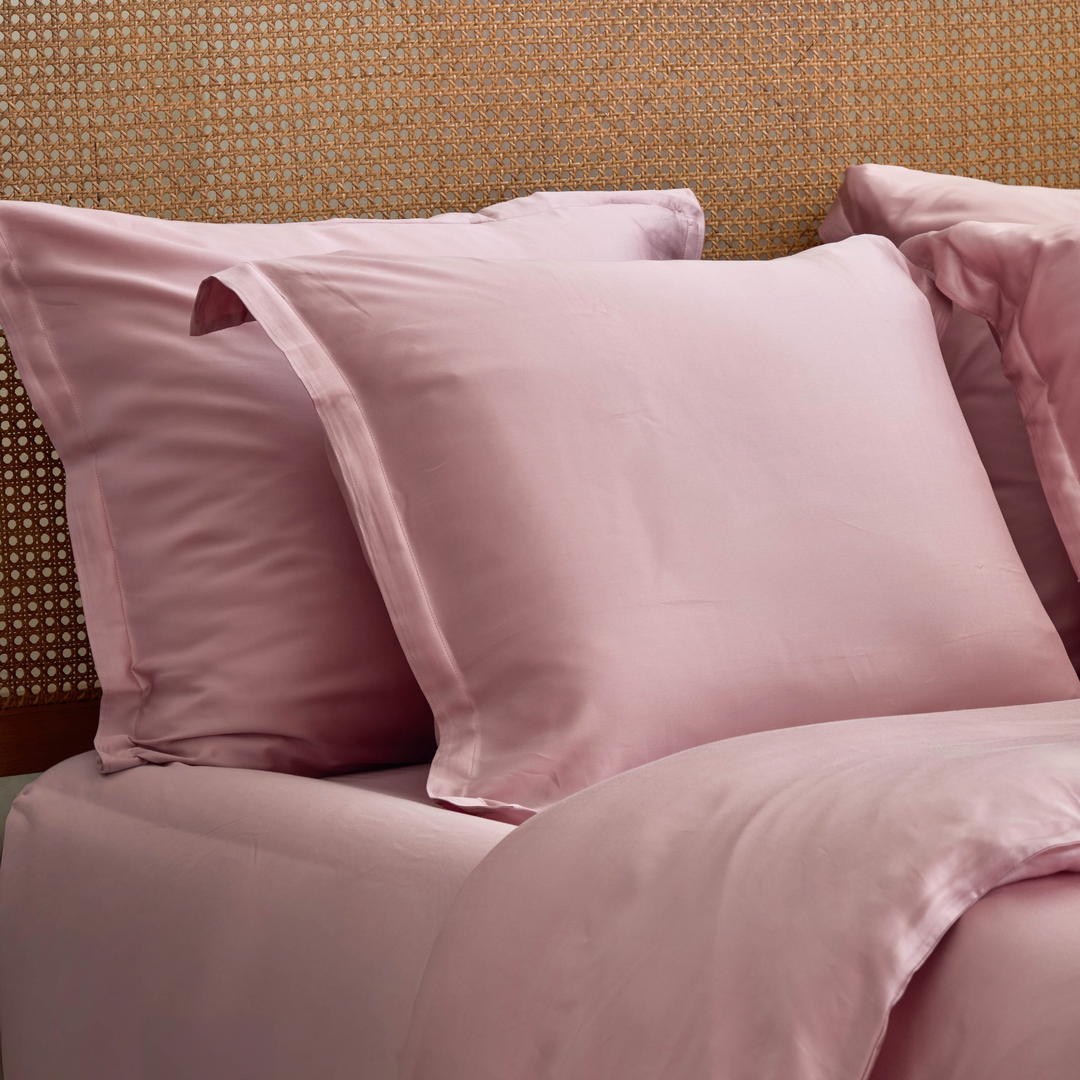 Mauve kussenslopen van TENCEL op een opgemaakt bed