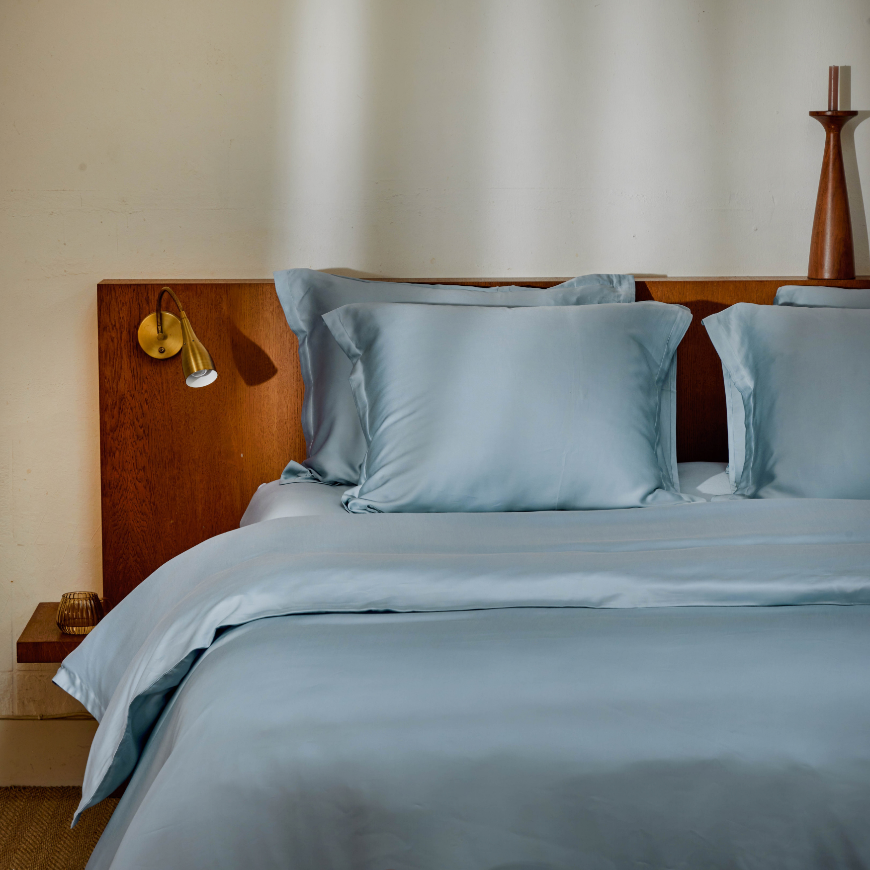 Jeans Blue dekbedovertrek van TENCEL op een opgemaakt bed met kussens