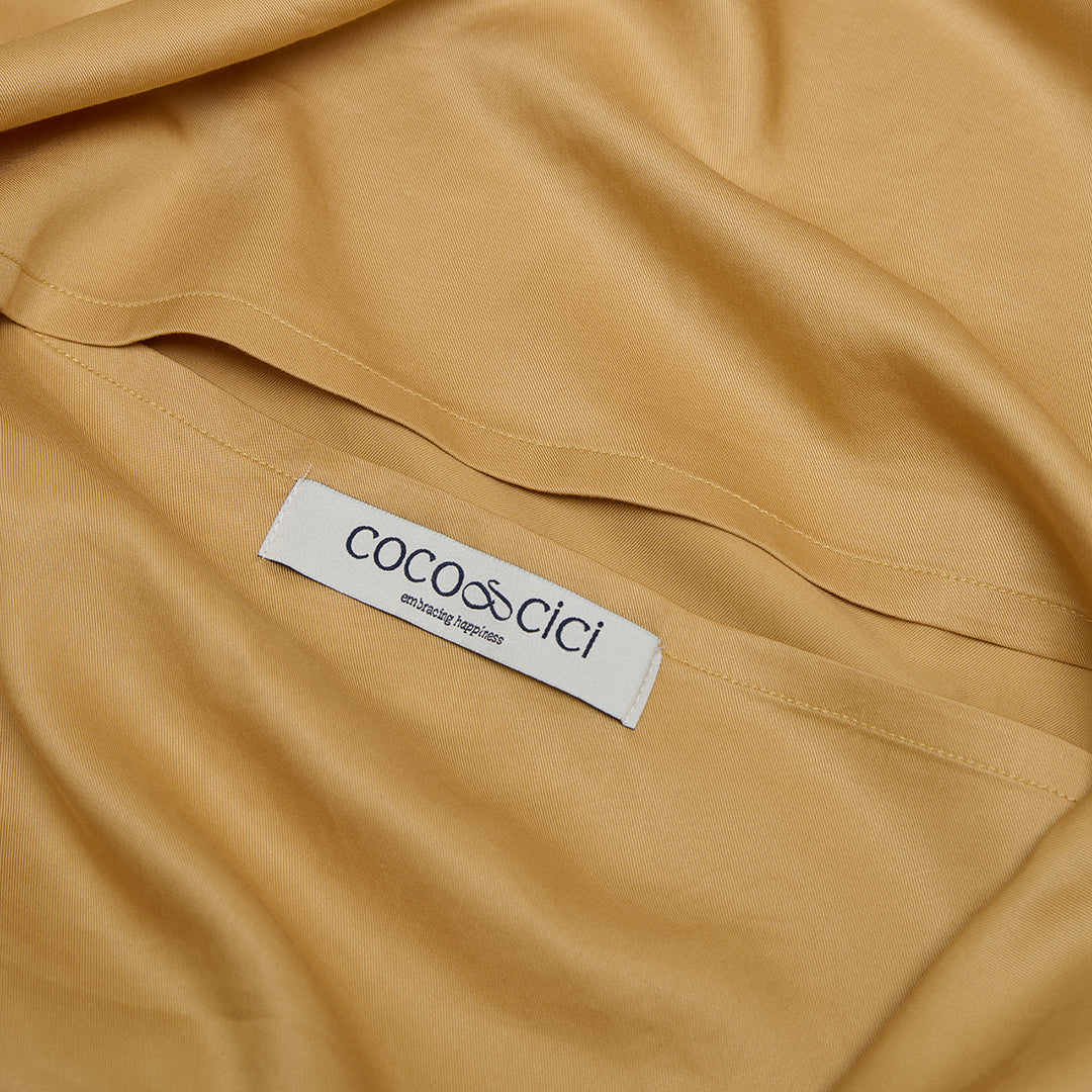 Sluiting van TENCEL™ kussensloop in Okergeel 
