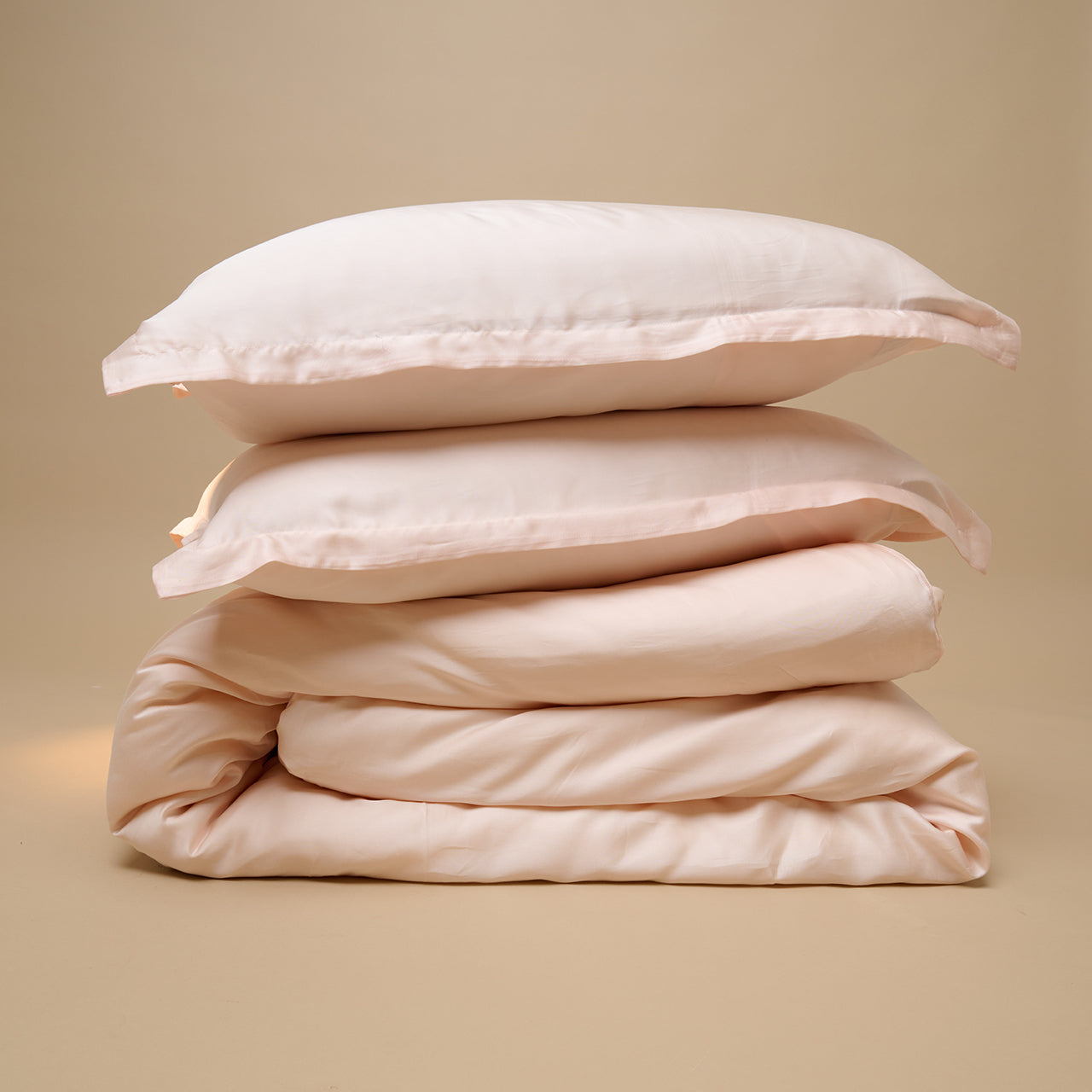 Twee TENCEL™ Sateen kussenslopen op dekbedovertrek in Perzik Wit