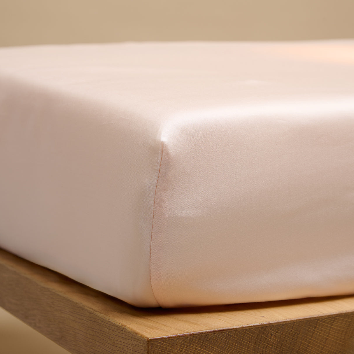 Een hoeslaken van TENCEL™ Sateen, ook wel lyocell, om een matras in de kleur Perzik Wit 