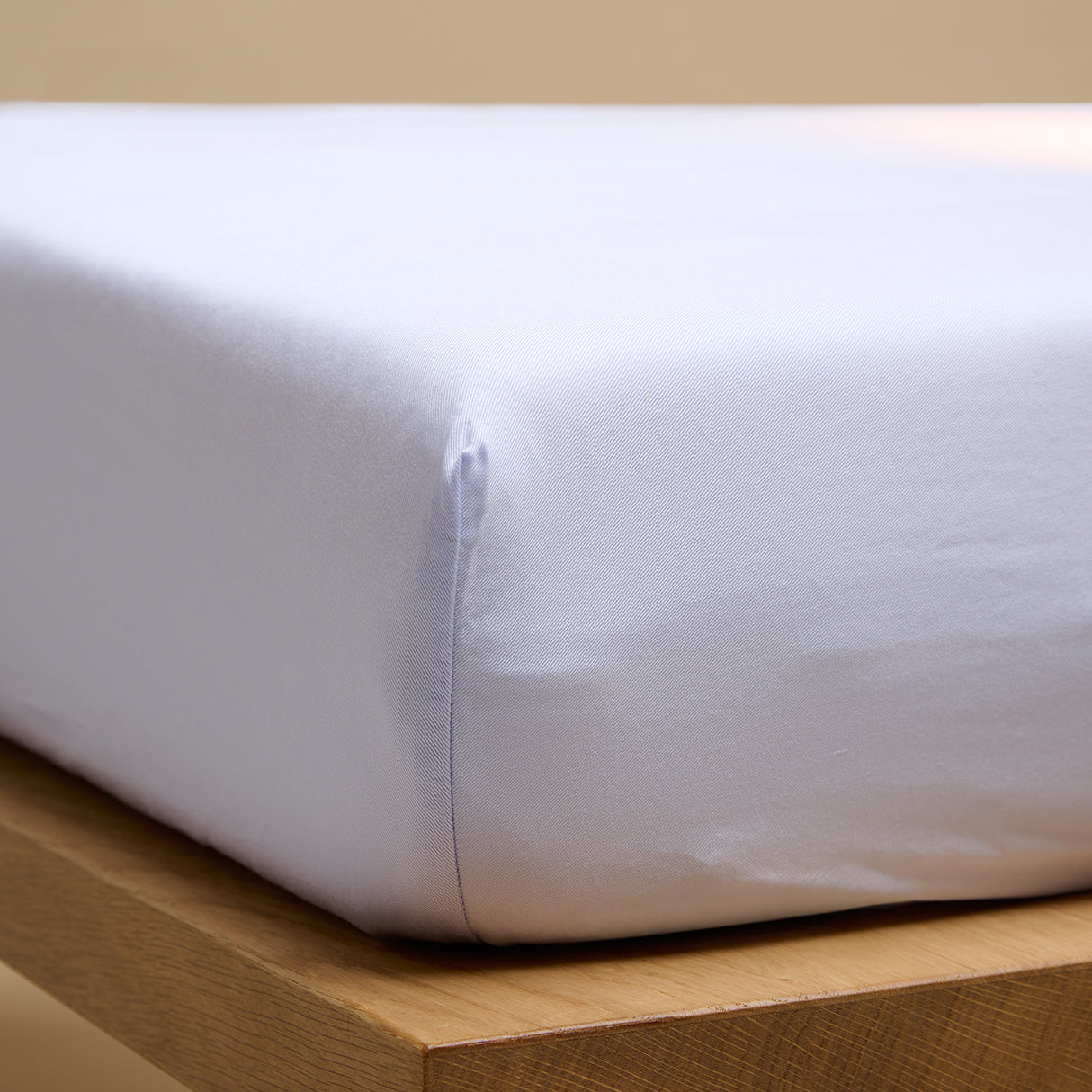 Een hoeslaken van Tencel Twill, ook wel lyocell, om een matras in de kleur Lavendel Blauw. 