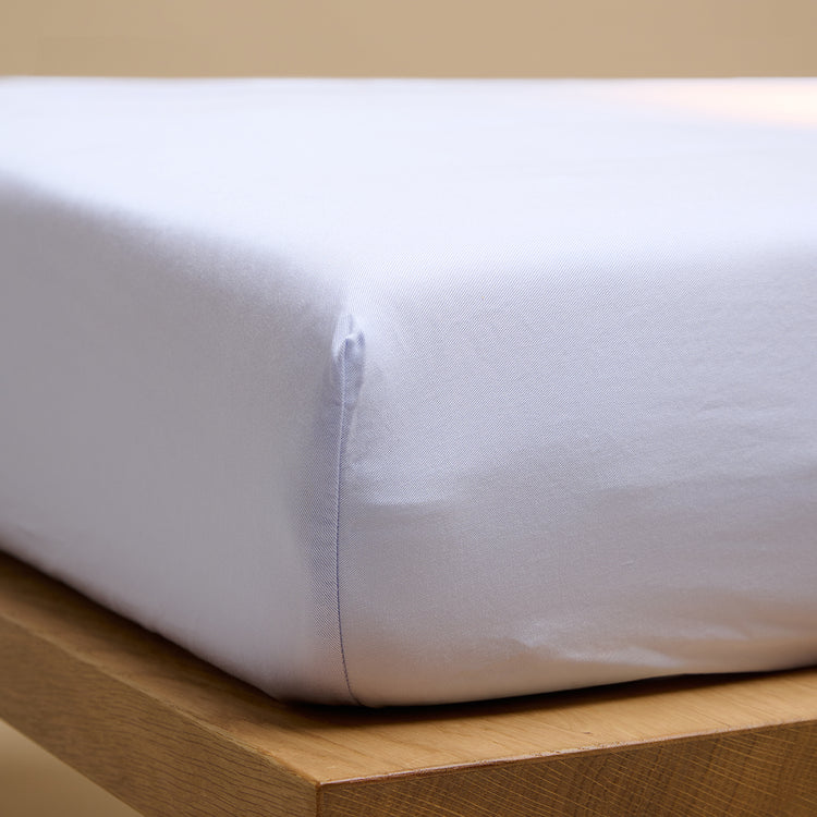 Een hoeslaken van Tencel Twill, ook wel lyocell, om een matras in de kleur Lavendel Blauw. 