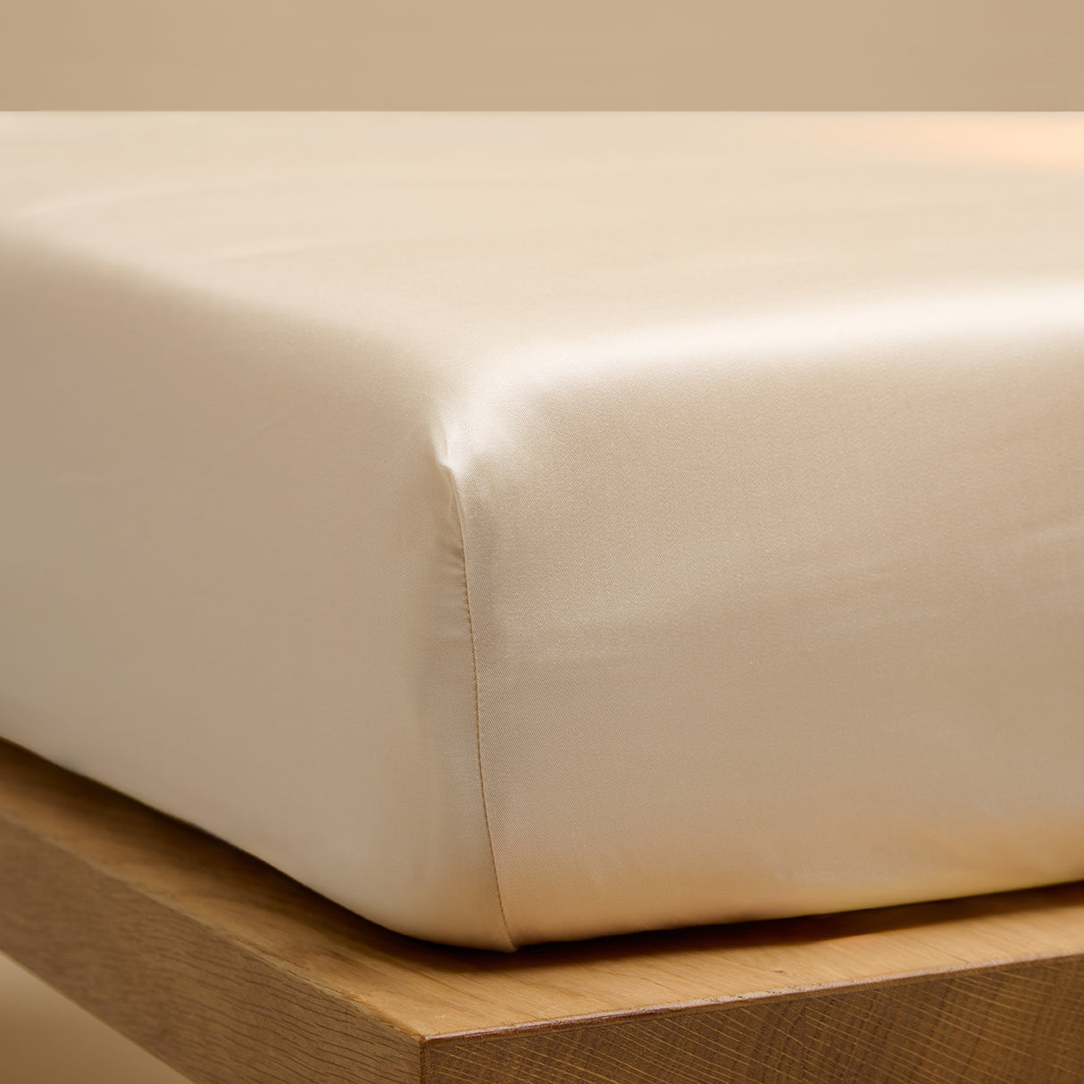 Een hoeslaken van TENCEL™ Sateen, ook wel lyocell, om een matras in de kleur Wit Zand. 