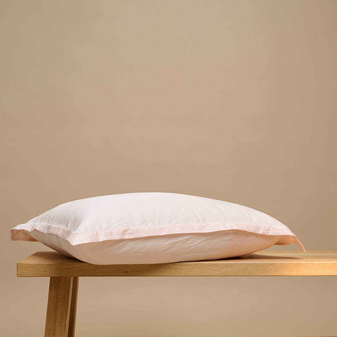 Een TENCEL™ Sateen kussensloop in Perzik Wit