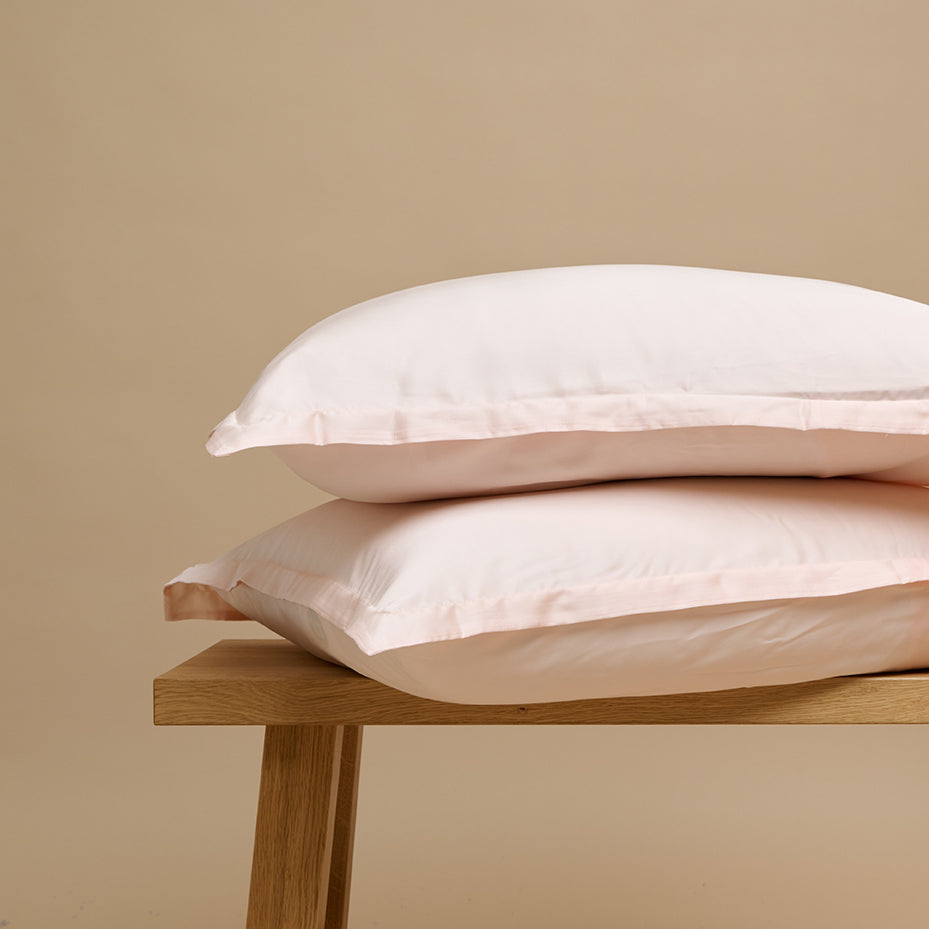 Twee TENCEL™ Sateen kussenslopen in Perzik Wit
