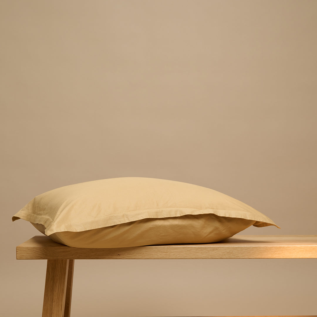 Een TENCEL™ kussensloop in Okergeel