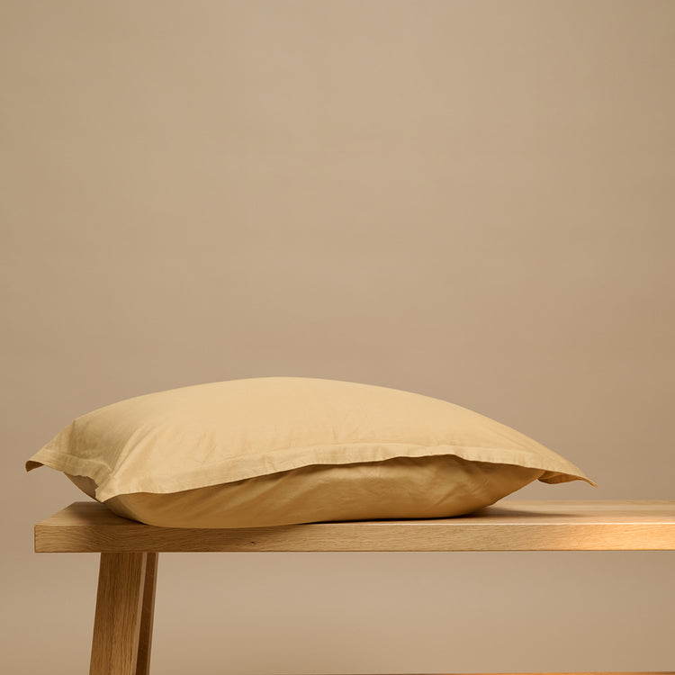 Een TENCEL™ kussensloop in Okergeel