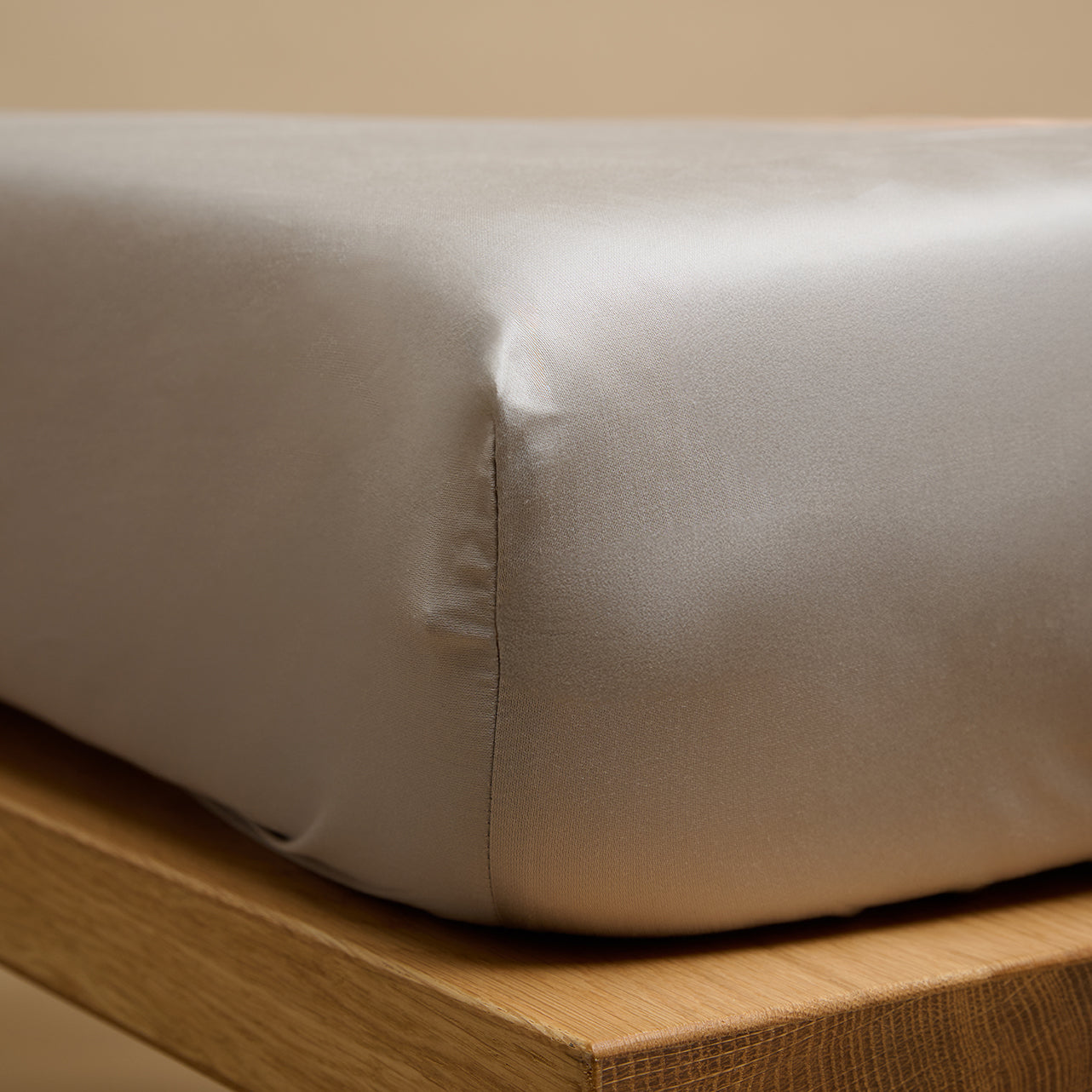 TENCEL Sateen Taupe hoeslaken om matras