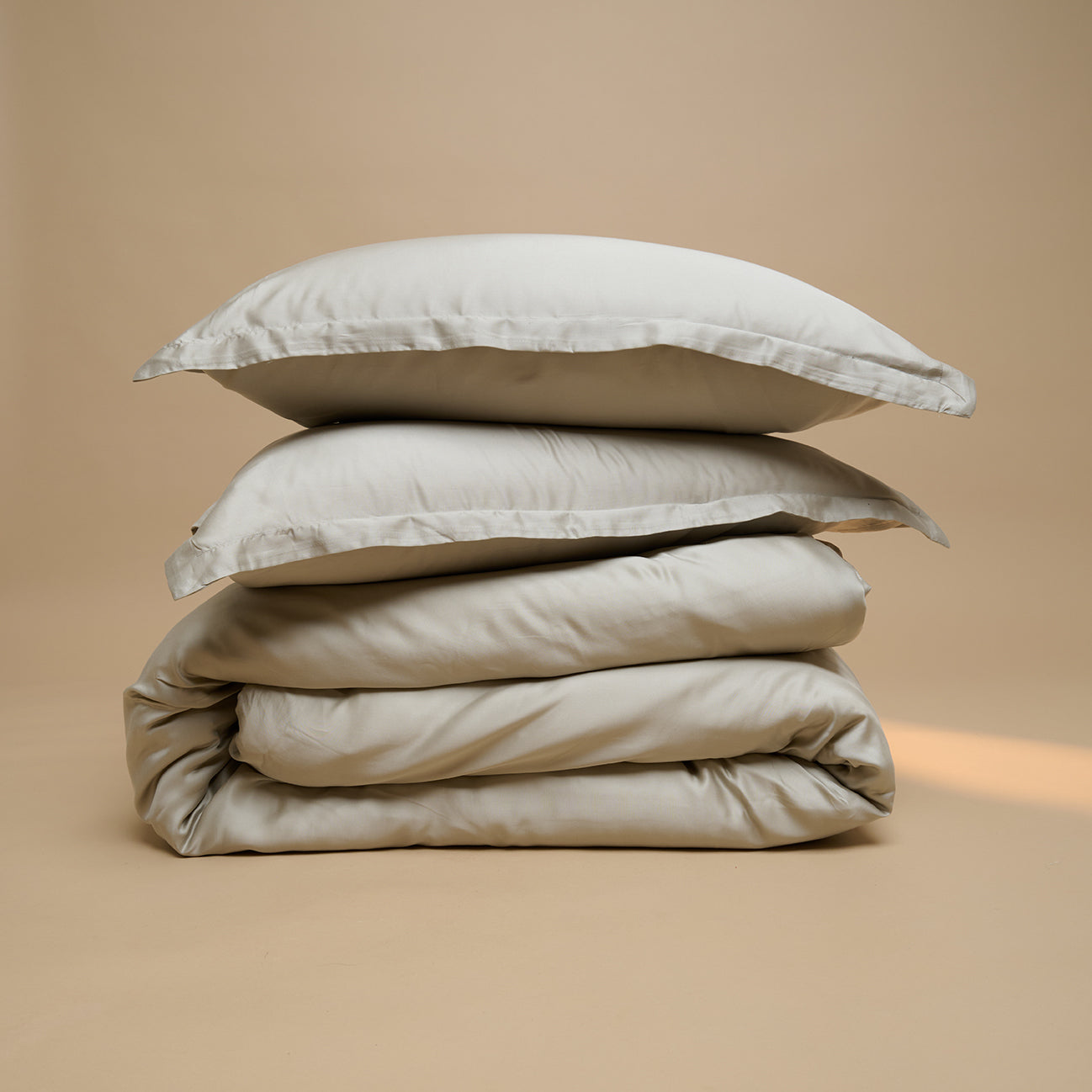 Twee TENCEL™ Sateen kussenslopen op dekbedovertrek in Taupe