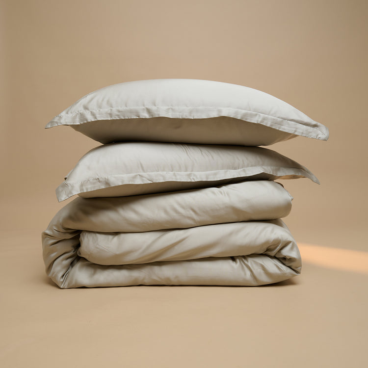 Twee TENCEL™ Sateen kussenslopen op dekbedovertrek in Taupe