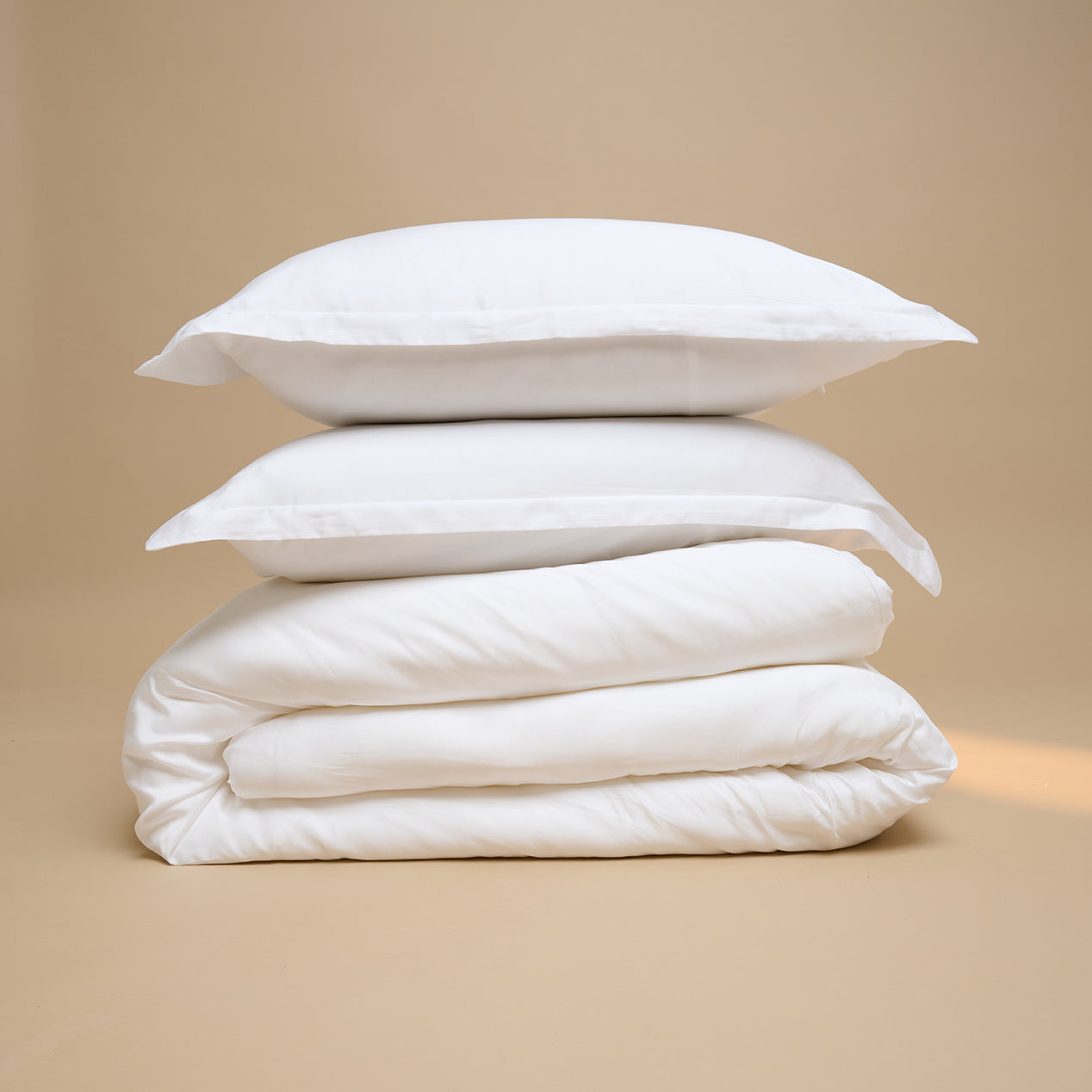Twee TENCEL™ Sateen kussenslopen op dekbedovertrek in Wit