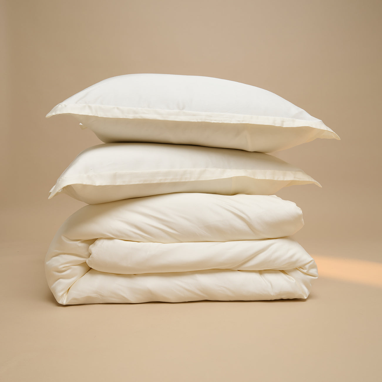 Twee TENCEL™ Sateen kussenslopen en dekbedovertrek in Off White