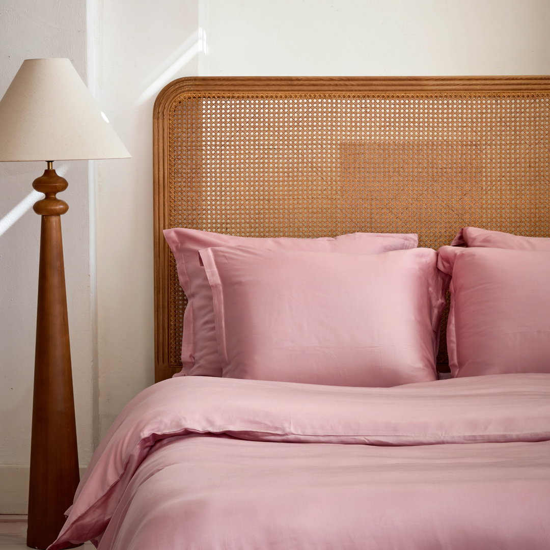 Mauve dekbedovertrek van TENCEL op een opgemaakt bed met kussens