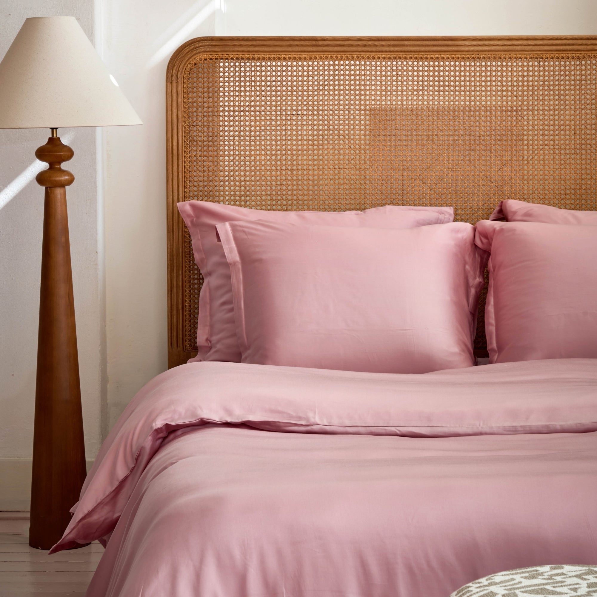 Mauve dekbedovertrek van TENCEL op een opgemaakt bed met kussens