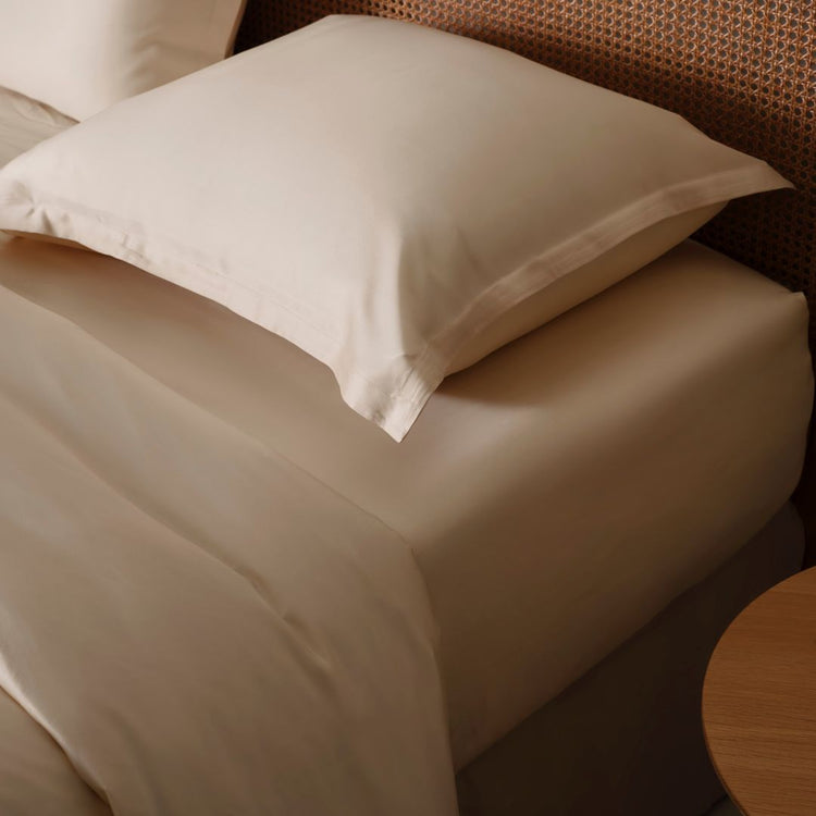 Wit zand hoeslaken om matras met kussensloop erop