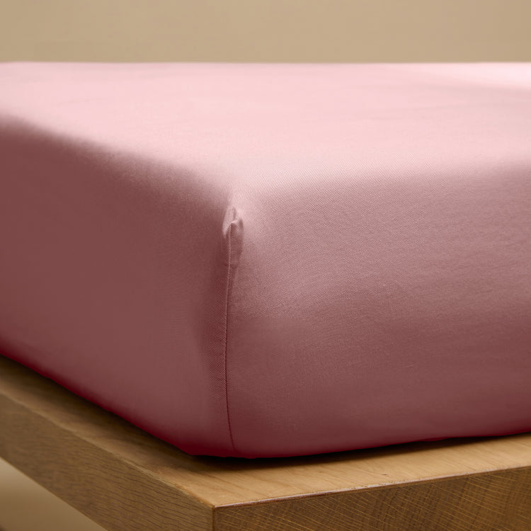 Een hoeslaken van TENCEL™ Sateen, ook wel lyocell, om een matras in de kleur Mauve