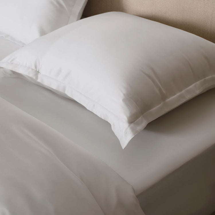 100% TENCEL Wit hoeslaken om matras met kussensloop erop