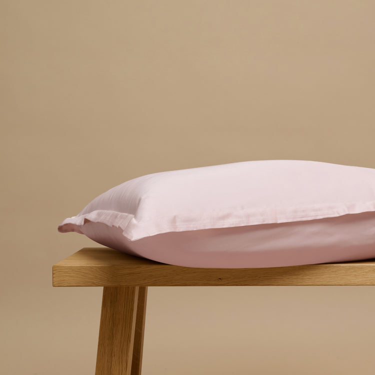 Een TENCEL™ Sateen kussensloop in Lichtroze