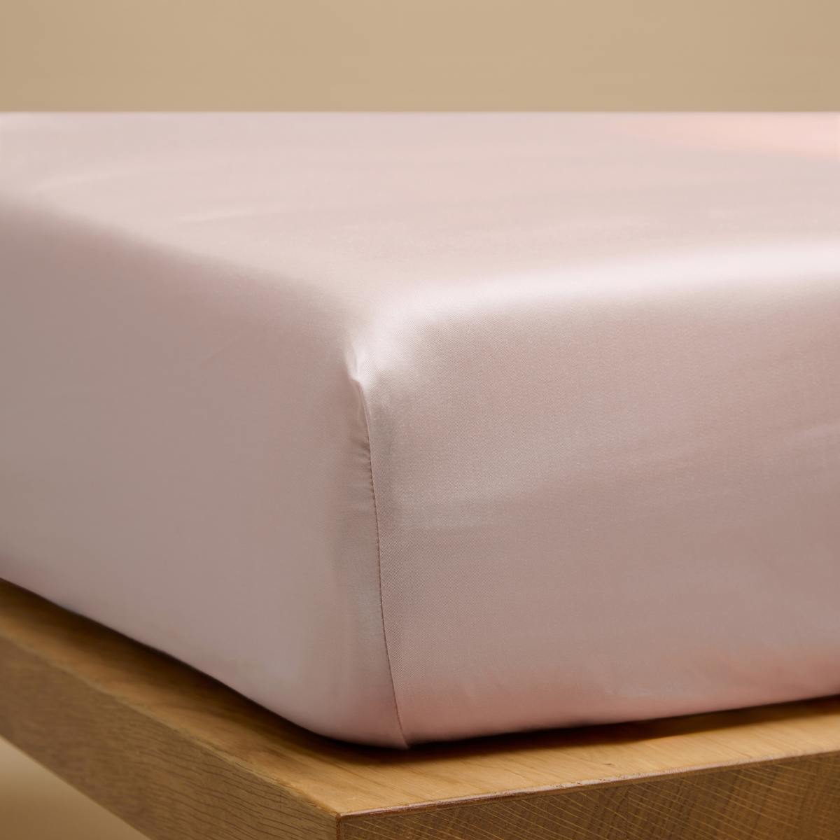 Een hoeslaken van TENCEL™ Sateen, ook wel lyocell, om een matras in de kleur Licht roze