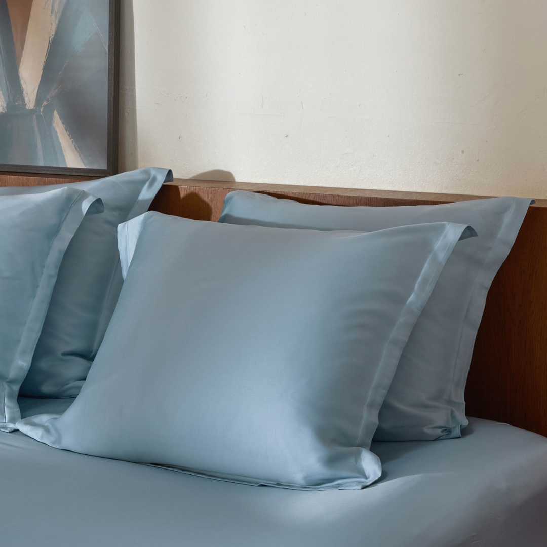 Jeans Blue kussenslopen van TENCEL op een opgemaakt bed