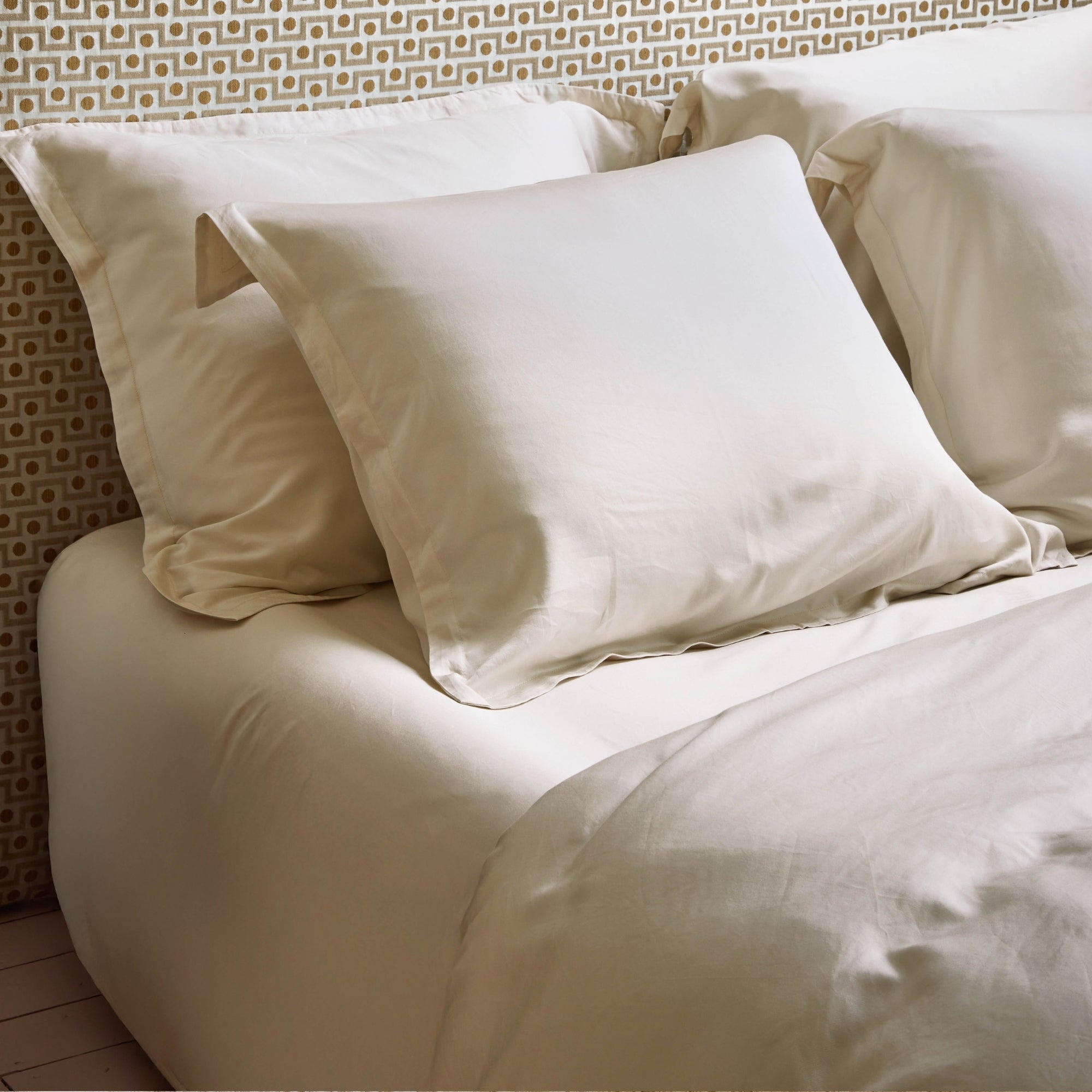 Beige Tencel Twill hoeslaken op bed 