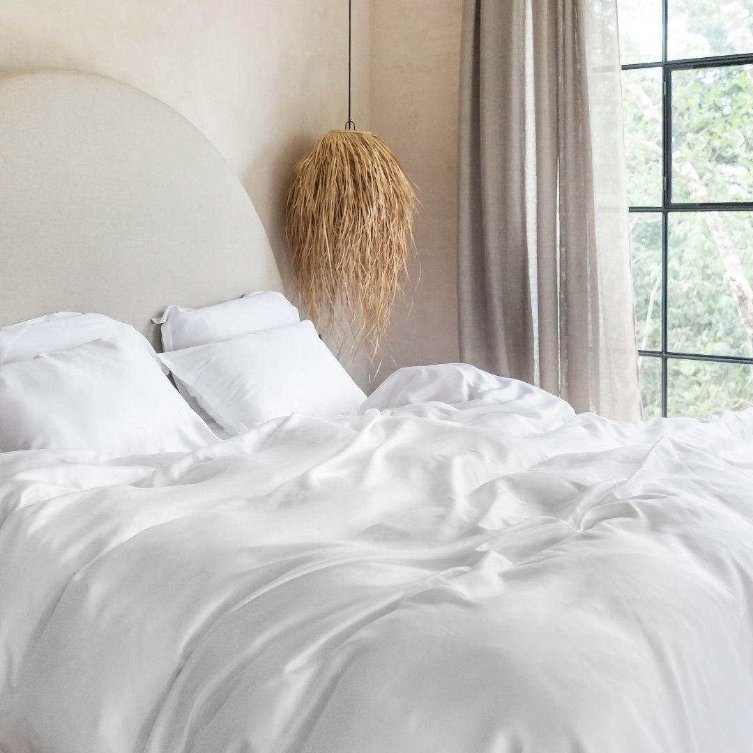 Wit Dekbedovertrek in lichte kamer op 2 persoons bed