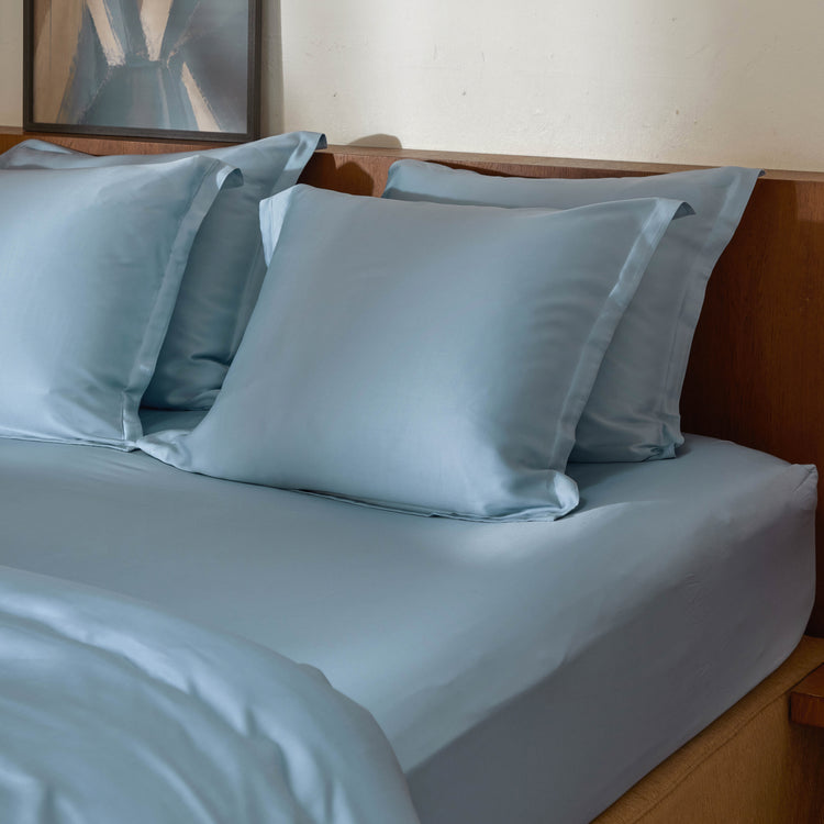 Jeans Blue hoeslaken om matras met kussenslopen erop