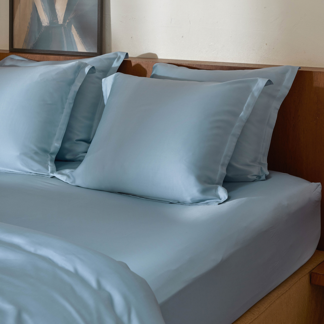 Jeans Blue hoeslaken om matras met kussenslopen erop