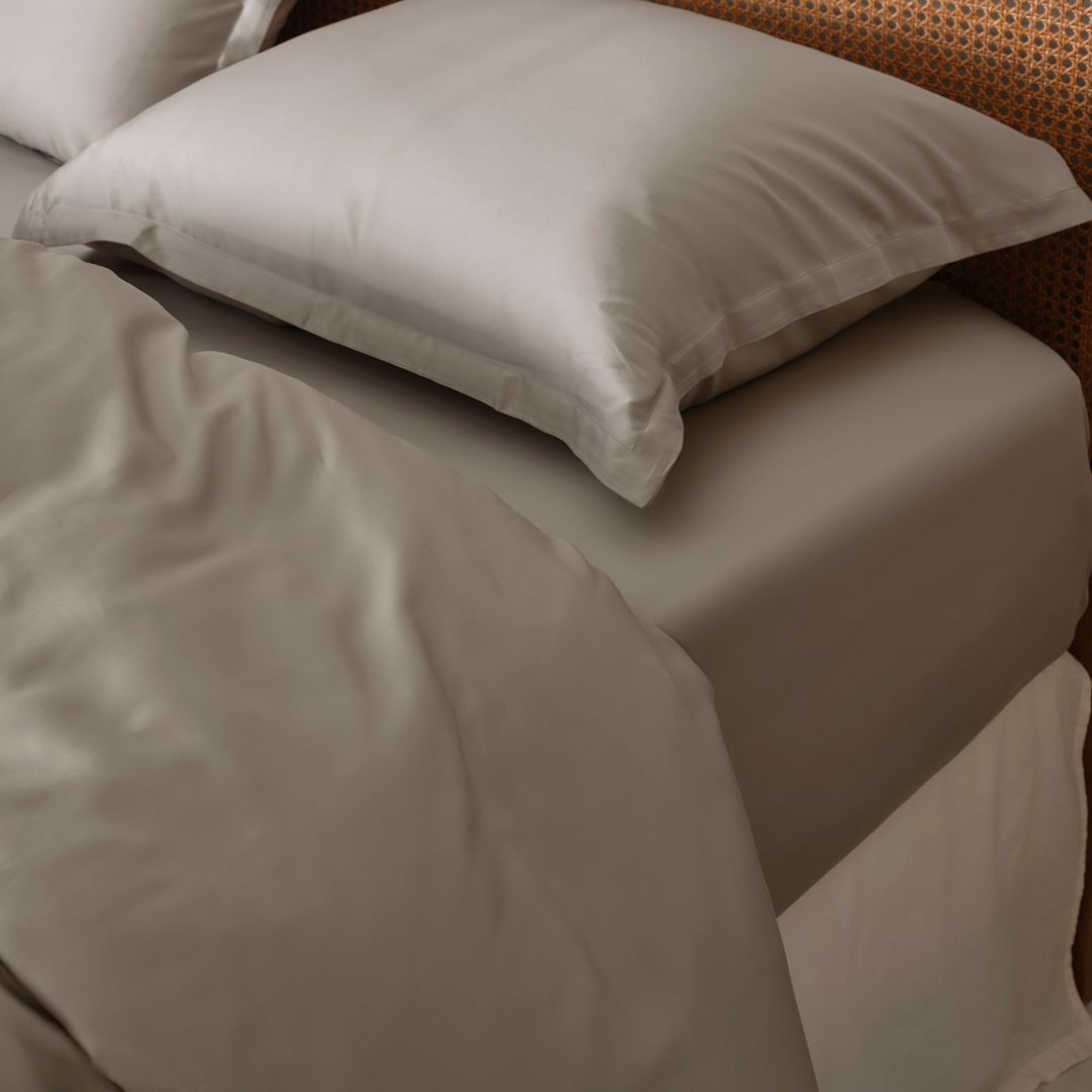 TENCEL Sateen Taupe hoeslaken om matras met kussensloop erop