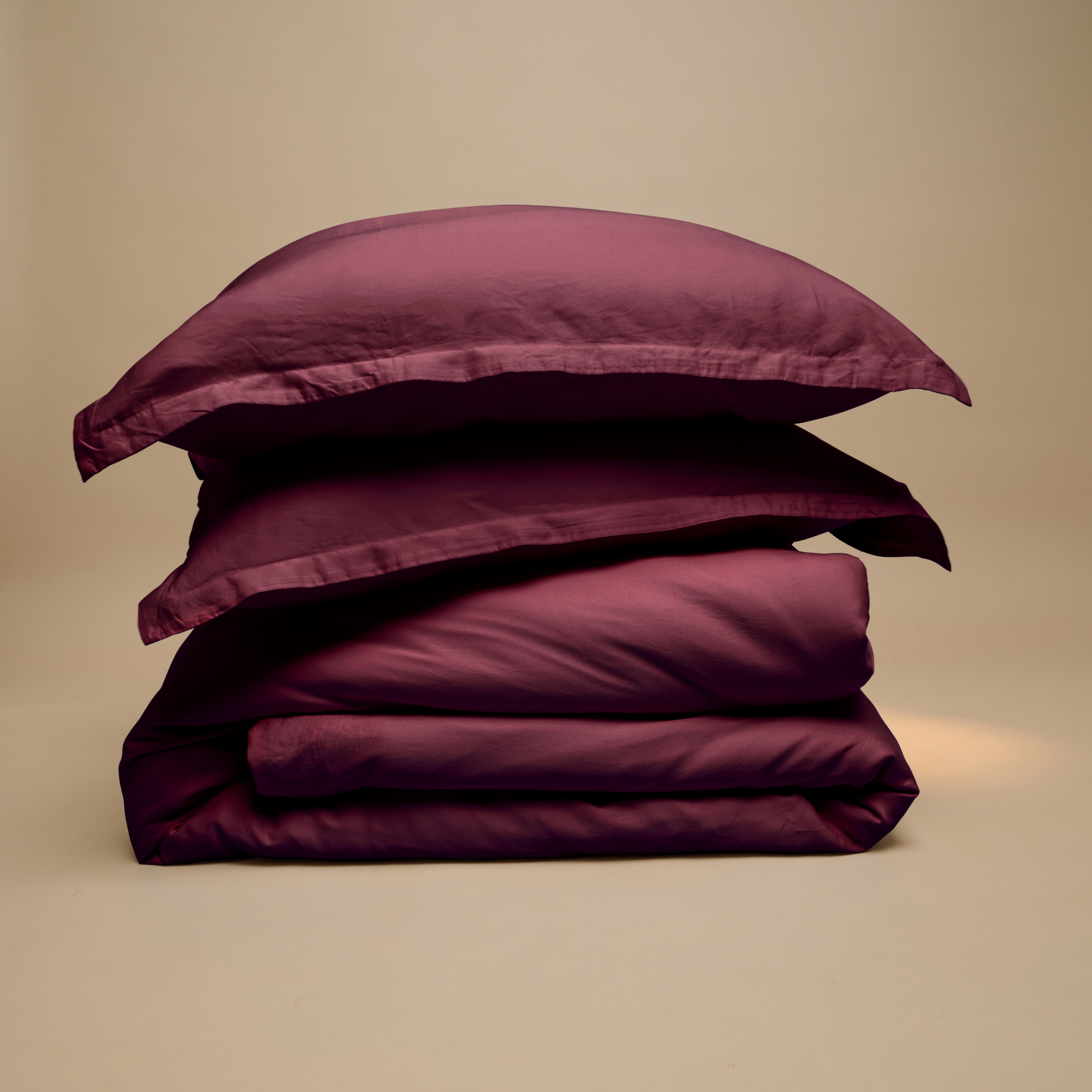 Stapeltje beddengoed van Eco Bamboe in kleur bordeaux