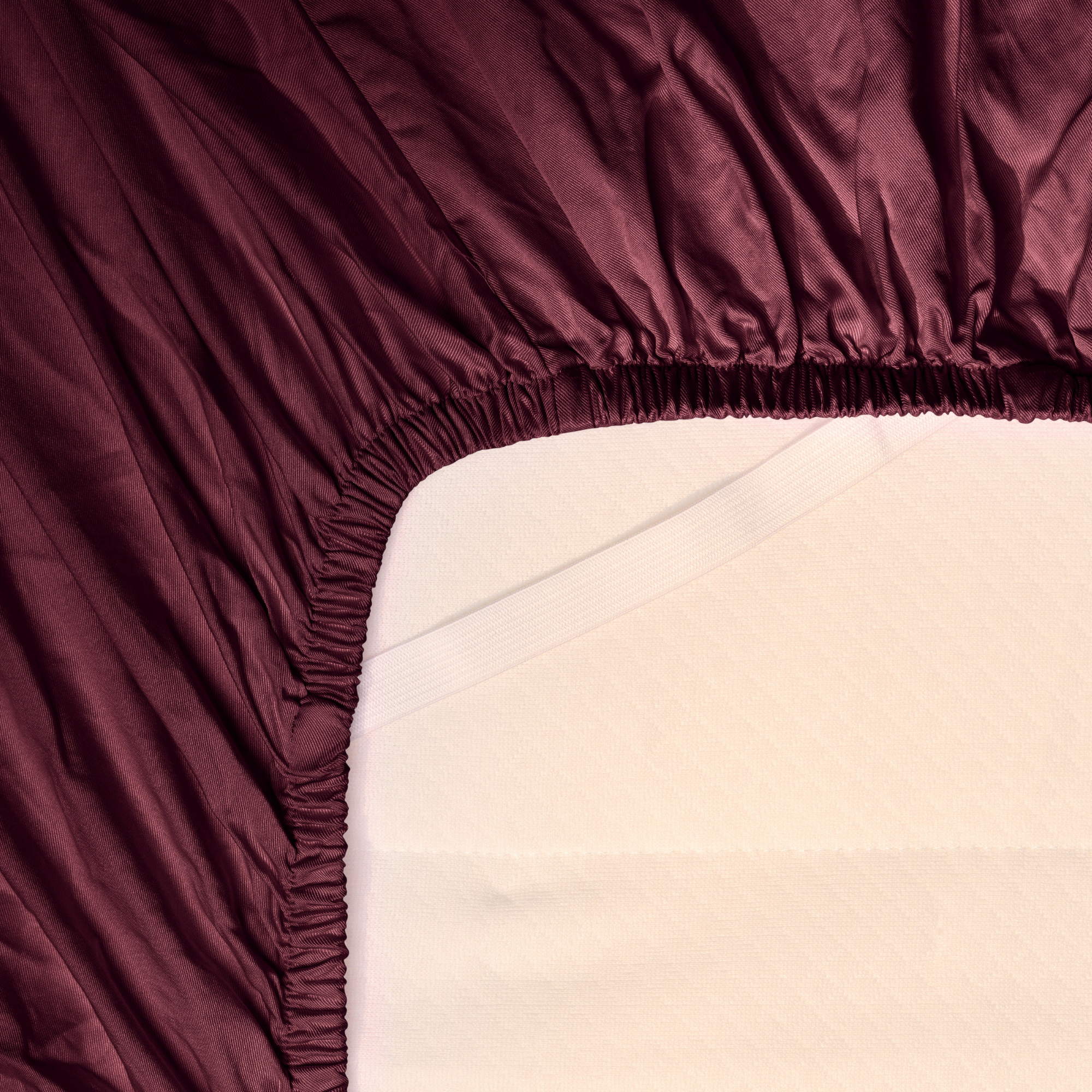 Onderkant Bordeaux hoeslaken van Eco Bamoe om matras met extra elastiek