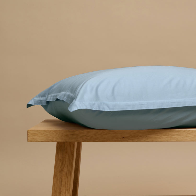 Een TENCEL™ Sateen kussensloop in Jeans Blue