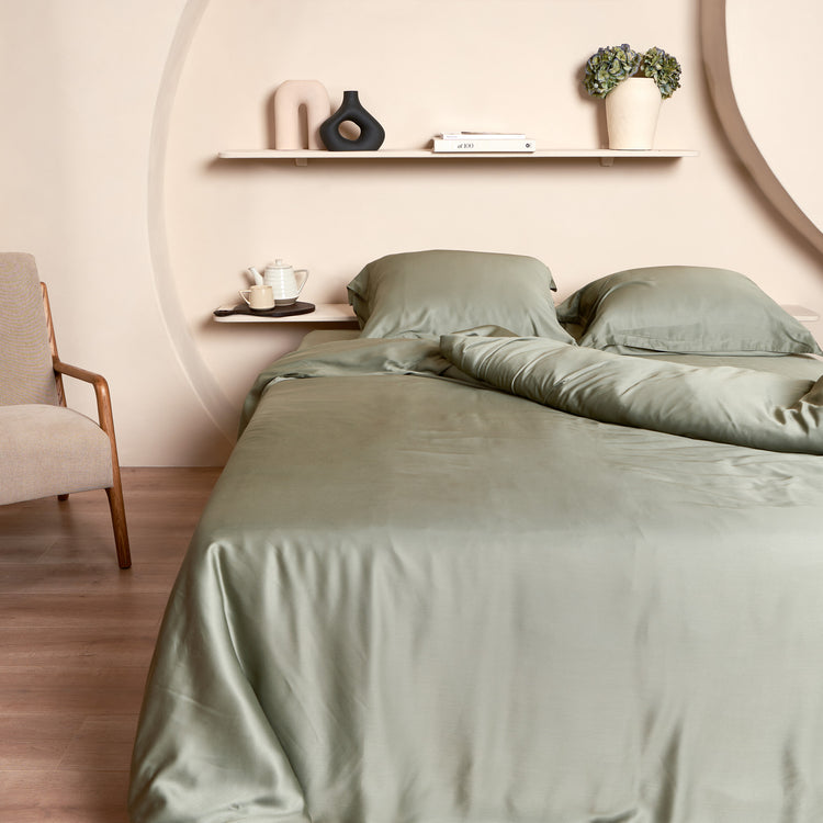 Slaapkamer met opgemaakt bed. Het beddengoed is van de zachte stof Bamboe. Een verkoelende stof die heerlijk slaapt.