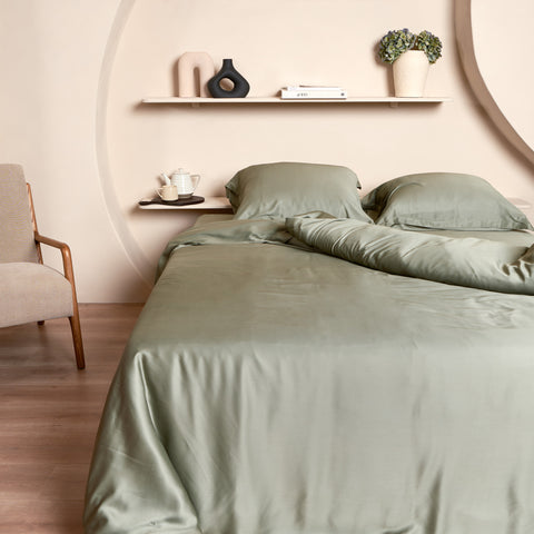 Slaapkamer met opgemaakt bed. Het beddengoed is van de zachte stof Bamboe. Een verkoelende stof die heerlijk slaapt.