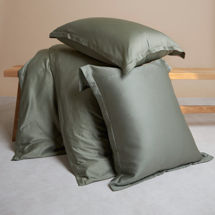Stapel beddengoed van Eco Bamboe in de kleur olijfgroen. Deze Bamboe stof is gemaakt van de beste kwaliteit.